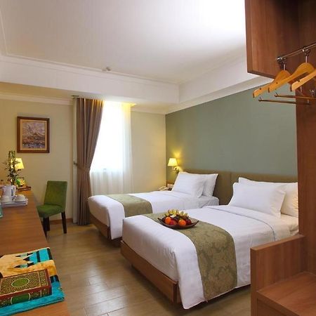 Aziza Syariah Hotel Solo By Horison Exterior photo