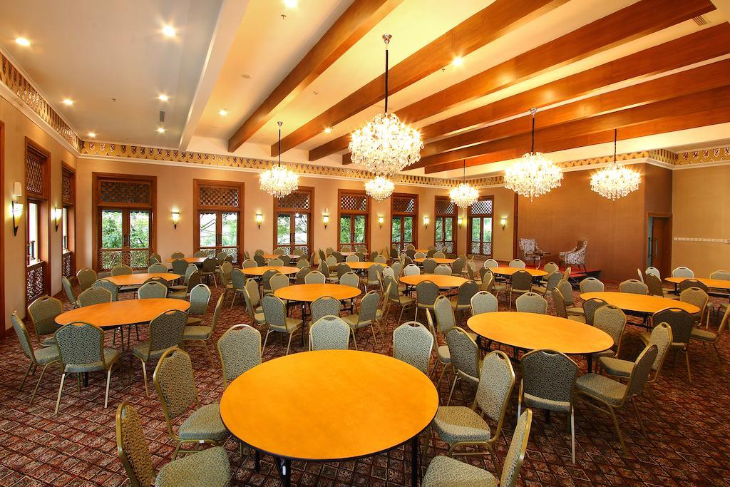 Aziza Syariah Hotel Solo By Horison Exterior photo