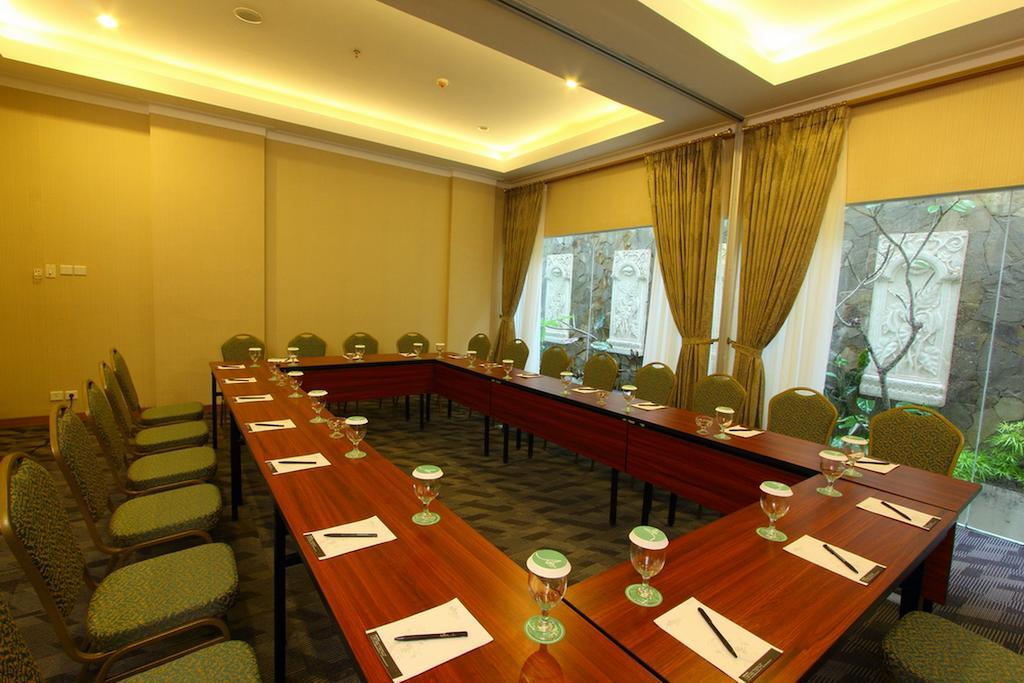 Aziza Syariah Hotel Solo By Horison Exterior photo