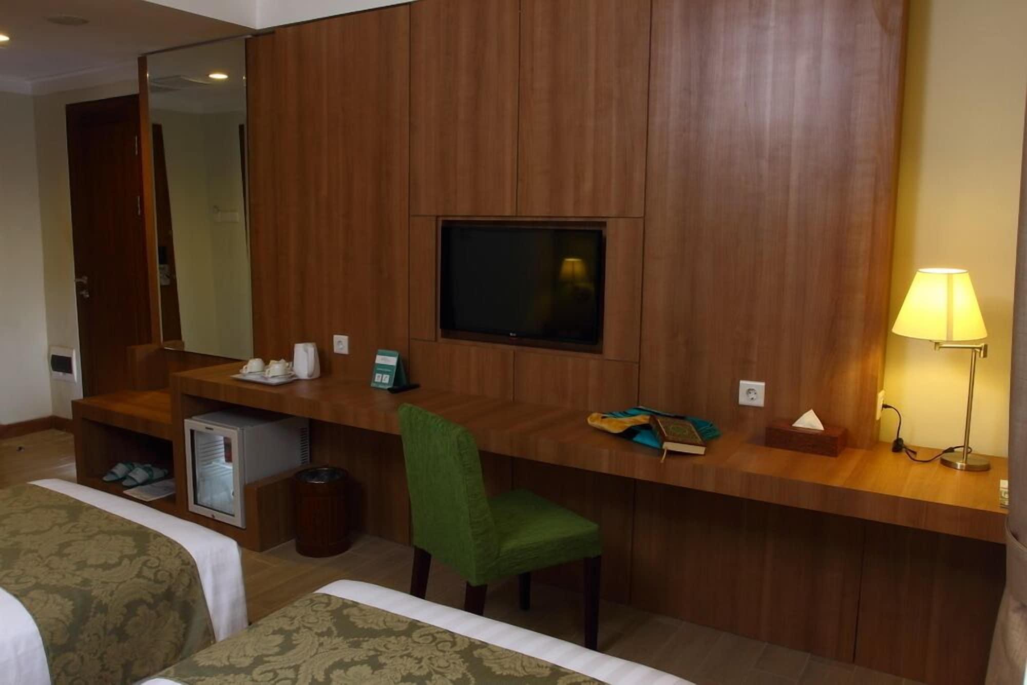 Aziza Syariah Hotel Solo By Horison Exterior photo